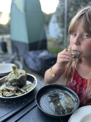Amélie with a fresh artichoke